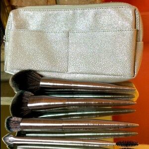 NWOT 4 Brushes & makeup bag in silver Beauty Professional